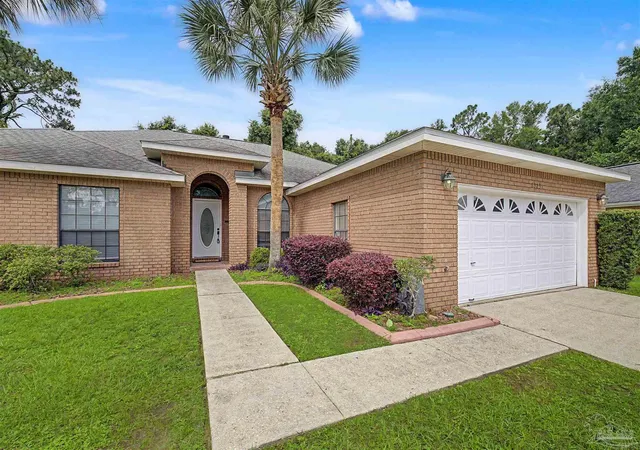 Photo 2 of Sale Pending at 6323 Summer Lakes Ln, Pensacola, FL 32504 | MLS# 683650 | Listing updated on 2026-09-11