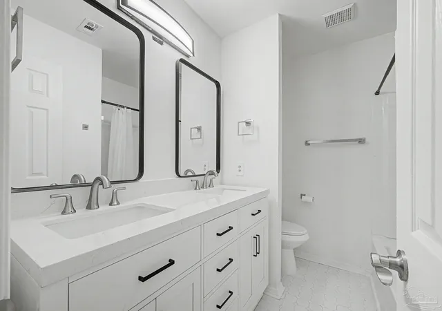 Listing Photo 4 - Condo for sale in building located at 1500 E Johnson Ave, Pensacola, FL 32514 - Unit #219