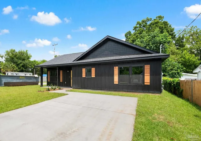 Photo 2 of Single family home for sale at 2420 W Blount St, Pensacola, FL 32505 | MLS# 688333 | Listing updated on 2026-08-31