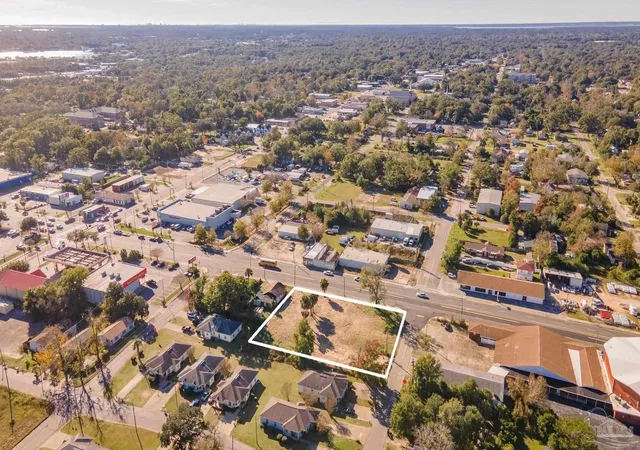 3rd image of 910 N Pace Blvd, Pensacola, FL 32505 | MLS# 619570