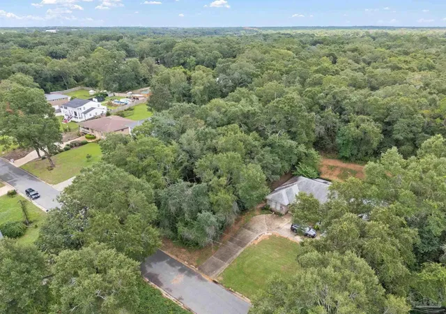 5th image of 17 Lakeside Dr, Milton, FL 32583 | MLS# 653121