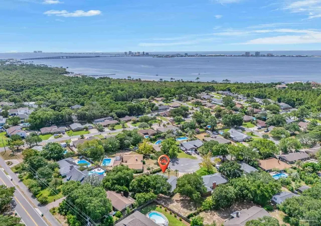 Photo 3 of Single family home for sale at 701 Southern Ct, Gulf Breeze, FL 32561 | MLS# 685538 | Listing updated on 2026-09-11