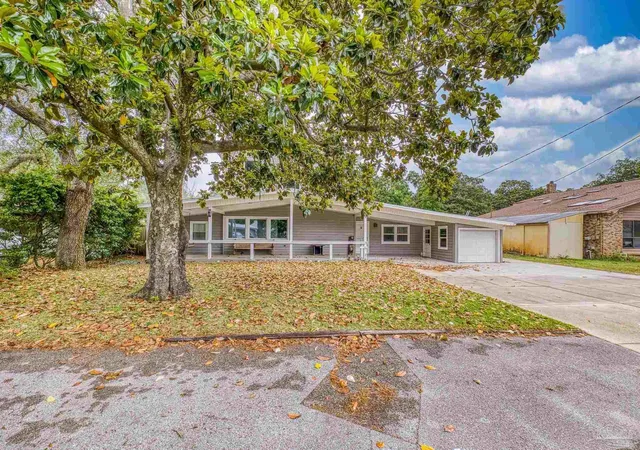 Photo 3 of Single family home for sale at 204 Camelia St, Gulf Breeze, FL 32561 | MLS# 678132 | Listing updated on 2026-05-29