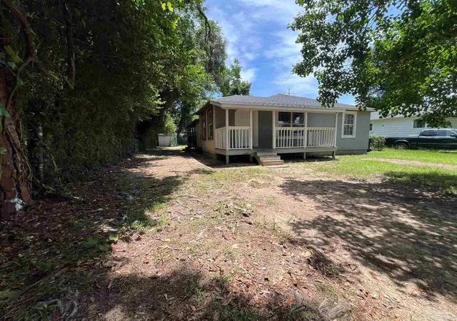Photo 2 of Single family home for sale at 3315 W Lloyd St, Pensacola, FL 32505 | MLS# 688256 | Listing updated on 2026-09-10