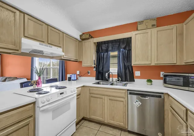 Photo 4 of Single family home for sale at 810 Hanover Dr, Pensacola, FL 32526 | MLS# 677521 | Listing updated on 2026-07-30