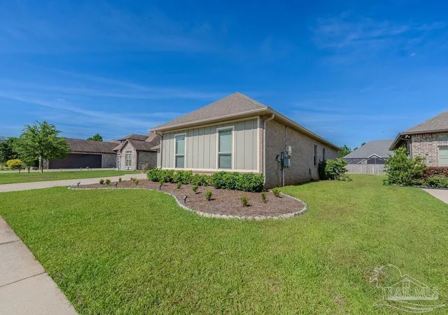 Photo 3 of Single family home for sale at 5928 Huntington Crk Blvd, Pensacola, FL 32526 | MLS# 682673 | Listing updated on 2026-09-28