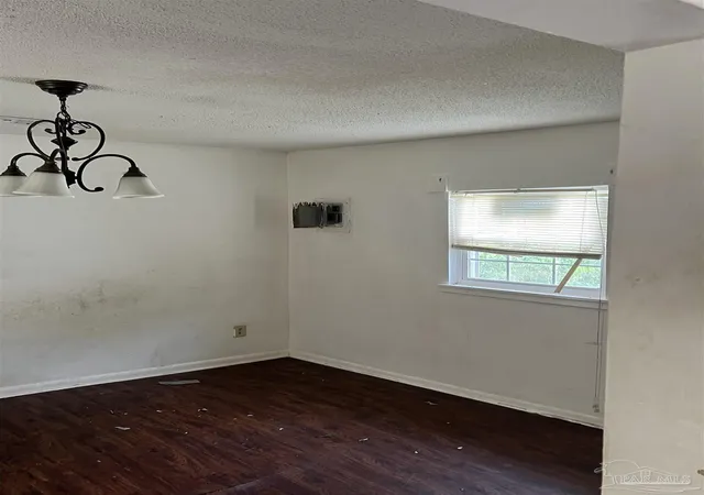 Photo 3 of Single family home for sale at 213 E Lakeview Ave, Pensacola, FL 32503 | MLS# 681485 | Listing updated on 2026-10-29