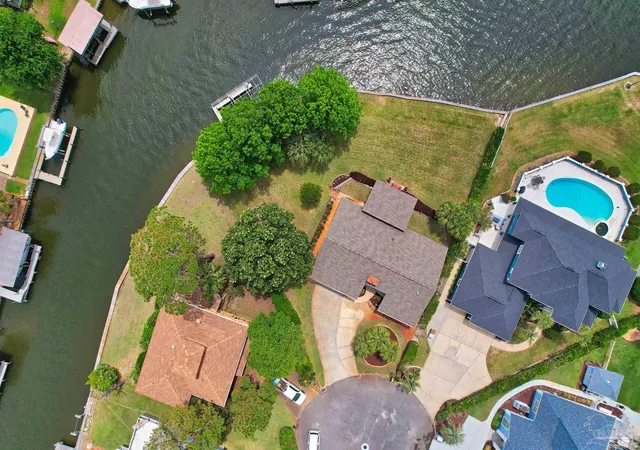 Photo 3 of Single family home for sale at 1090 Park Ln, Gulf Breeze, FL 32563 | MLS# 663480 | Listing updated on 2026-10-29