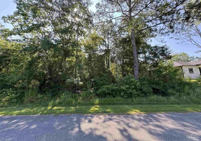 3rd image of 9 E Casa Grande Ln, Milton, FL 32583 | MLS# 648183