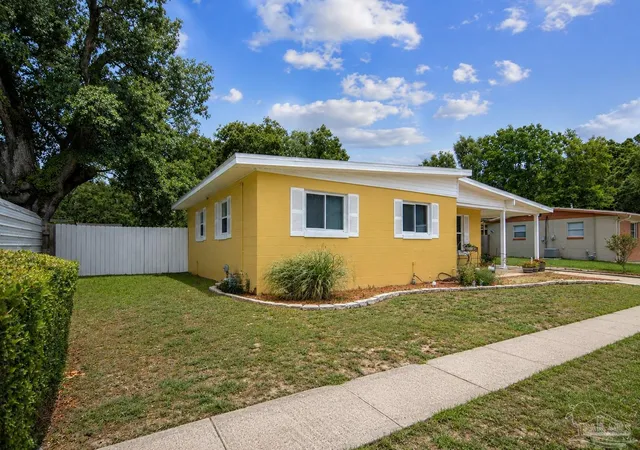 Photo 3 of Single family home for sale at 12 Huntington Dr, Pensacola, FL 32506 | MLS# 683478 | Listing updated on 2026-09-15