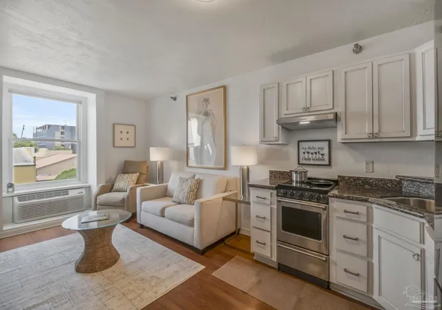 2nd image of 224 E Gdn St, Pensacola, FL 32502