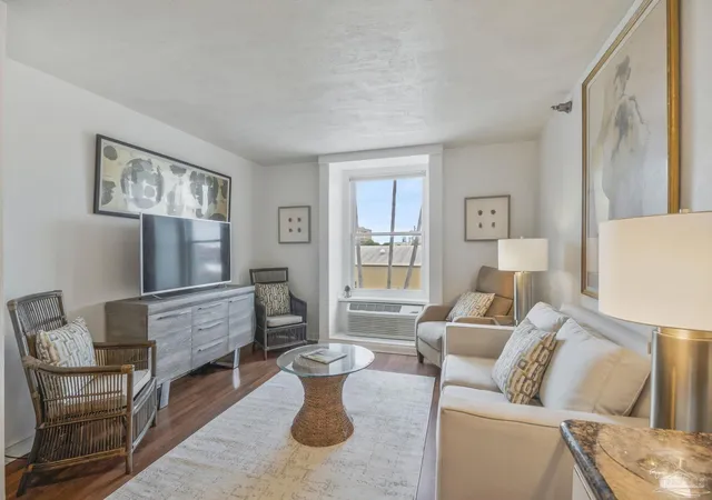 3rd image of 224 E Gdn St, Pensacola, FL 32502
