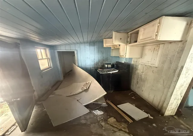 Photo 4 of Single family home for sale at 910 N 57th Avenue, Pensacola, FL 32506 | MLS# 683796 | Listing updated on 2026-10-13