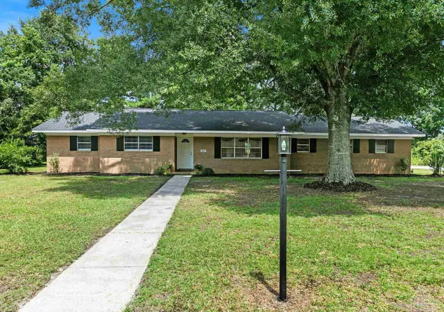 Homes for sale in Atmore, AL | 207 14th Ave, Atmore, AL 36502 | MLS# 685371