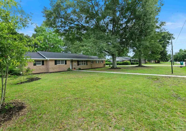Homes for sale in Atmore, AL | 207 14th Ave, Atmore, AL 36502 | MLS# 685371