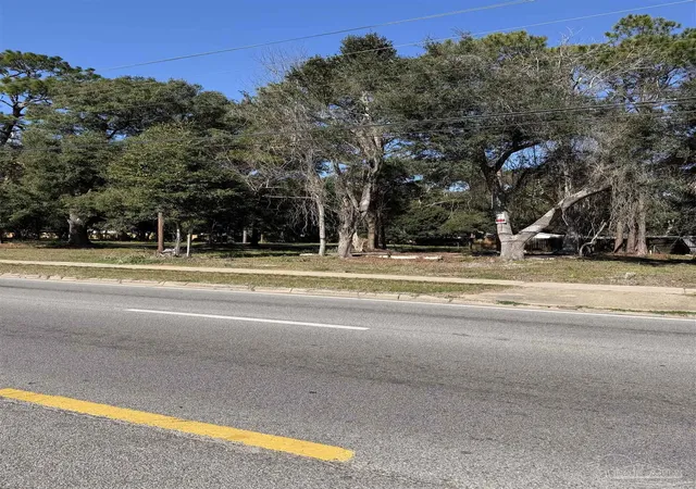 3rd image of 4206 W Fairfield Dr, Pensacola, FL 32505 | MLS# 676964