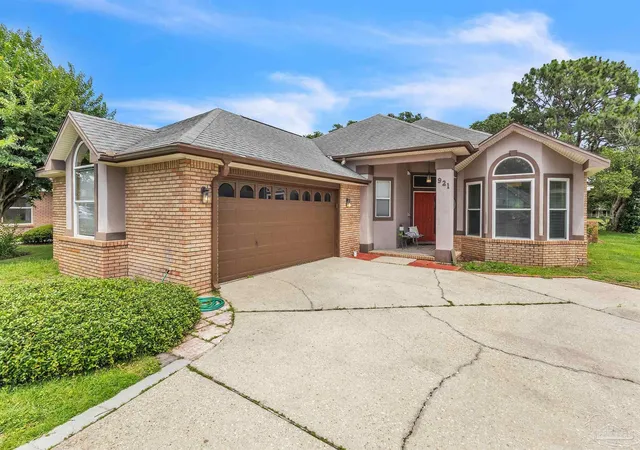 Homes for sale in Shalimar, FL | 921 Shalimar Point Dr, Shalimar, FL 32579 | MLS# 683381