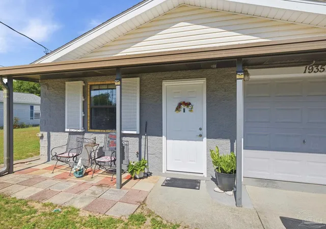 Photo 3 of Sale Pending at 1935 America Ave, Gulf Breeze, FL 32563 | MLS# 685703 | Listing updated on 2026-10-06