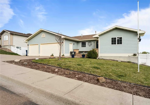 Photo 2 of Single family home for sale at 3209 Kingwood Dr, Great Falls, MT 59404 | MLS# 30069995 | Listing updated on 2026-07-20