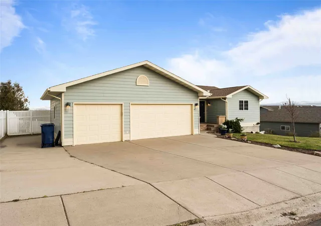 Photo 3 of Single family home for sale at 3209 Kingwood Dr, Great Falls, MT 59404 | MLS# 30069995 | Listing updated on 2026-07-20