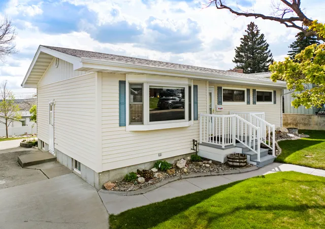 1st image of 1304 Avenue C Nw, Great Falls, MT 59404 | MLS# 30070502