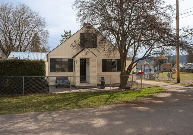 Photo 2 of Single family home for sale at 322 W Oregon St, Kalispell, MT 59901 | MLS# 30070777 | Listing updated on 2026-07-14