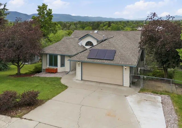 Photo 3 of Single family home for sale at 916 Simons Dr, Missoula, MT 59803 | MLS# 30072136 | Listing updated on 2026-07-12
