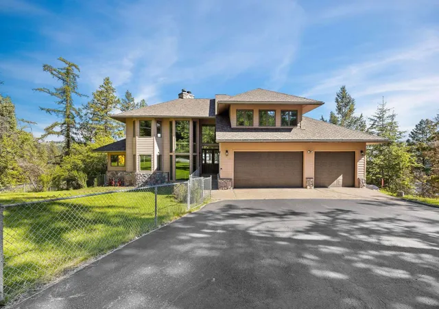 Photo 3 of Mansion for sale at 606 S Foys Lake Dr, Kalispell, MT 59901 | MLS# 30072672 | Listing updated on 2026-07-25