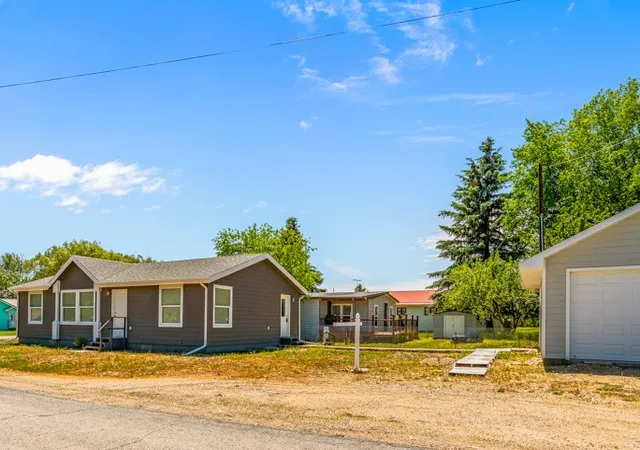 3rd image of 101 S 2Nd St, Roberts, MT 59070 | MLS# 30073213