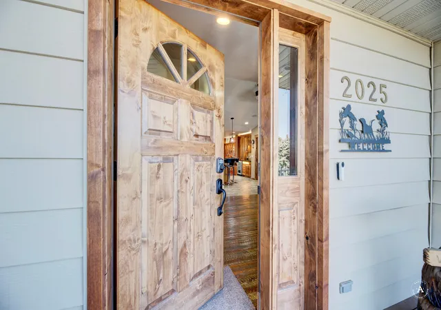 Photo 2 of Single family home for sale at 2025 Stuart St, Helena, MT 59601 | MLS# 30074019 | Listing updated on 2026-10-09