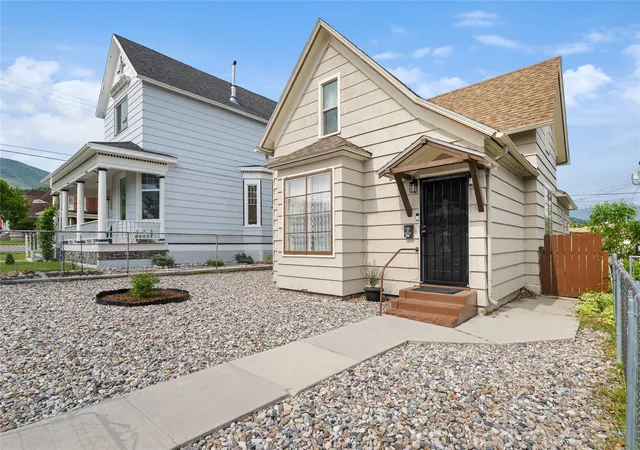 Homes for sale in Anaconda, MT | 514 Locust St, Anaconda, MT 59711 | MLS# 30074334