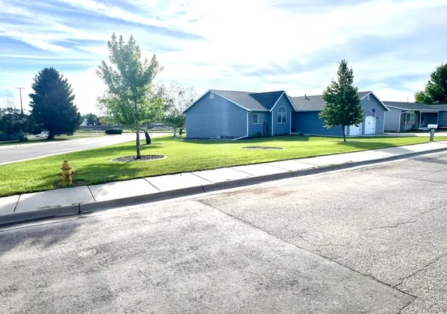 3rd image of 2709 Bitterroot Dr, Great Falls, MT 59404 | MLS# 30074796
