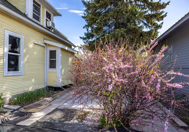 Photo 4 of Single family home for sale at 927 4Th Ave W, Kalispell, MT 59901 | MLS# 30077088 | Listing updated on 2026-10-07