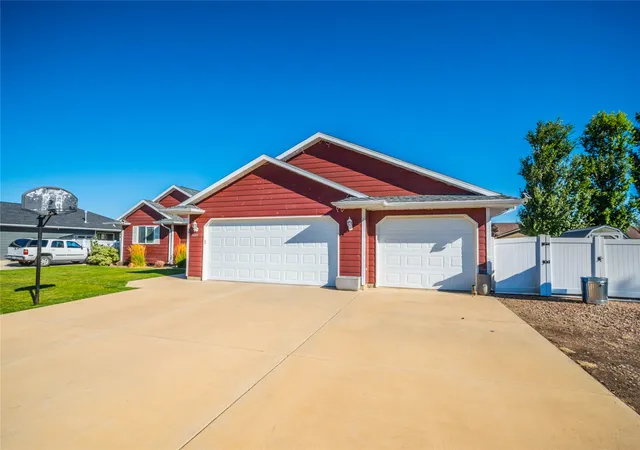 Photo 3 of Single family home for sale at 1009 38th Avenue NE, Great Falls, MT 59404 | MLS# 30077722 | Listing updated on 2026-09-01
