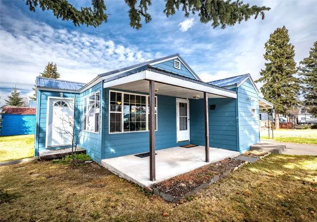 Photo 1 of Single family home for sale at 203 3rd Avenue N, Fairfield, MT 59436 | MLS# 30078891 | Listing updated on 2026-09-24