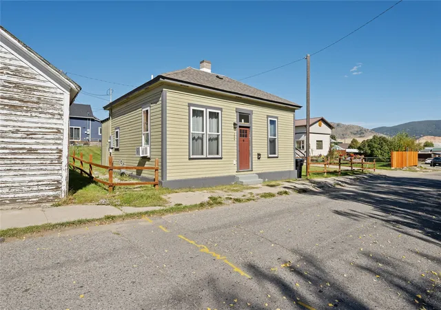 Photo 1 of Single family home for sale at 209 Curtis St, Butte, MT 59701 | MLS# 30078887 | Listing updated on 2026-09-28