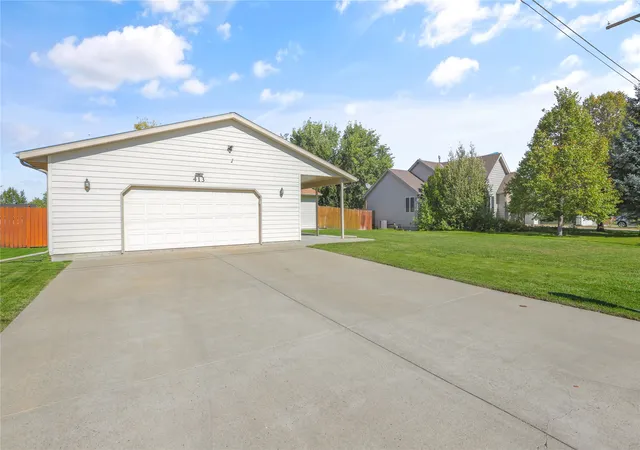 Photo 2 of Single family home for sale at 413 33rd Avenue Ne, Great Falls, MT 59404 | MLS# 30079096 | Listing updated on 2026-10-04