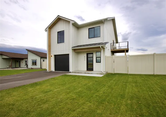 Photo 3 of Single family home for sale at 832 Bearhat Mountain Rd, Kalispell, MT 59901 | MLS# 30079226 | Listing updated on 2026-10-06