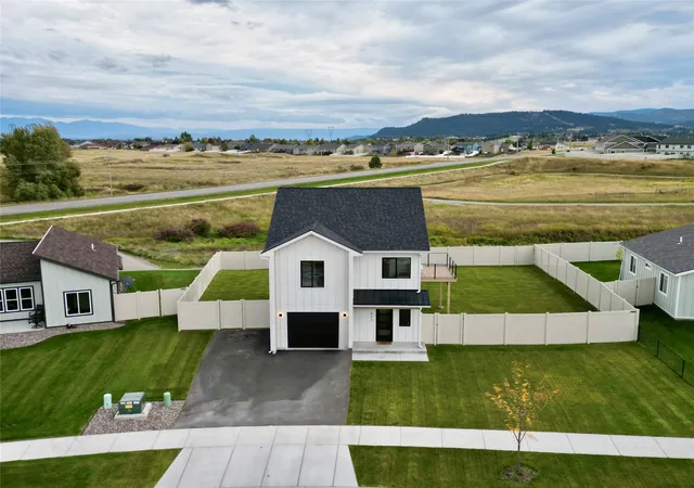 Photo 3 of Single family home for sale at 832 Bearhat Mountain Rd, Kalispell, MT 59901 | MLS# 30079226 | Listing updated on 2026-10-06