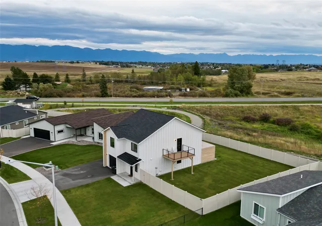 Photo 4 of Single family home for sale at 832 Bearhat Mountain Rd, Kalispell, MT 59901 | MLS# 30079226 | Listing updated on 2026-10-06