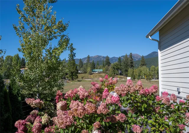 Photo 2 of Single family home for sale at 736 Cottonwood Ct, Whitefish, MT 59937 | MLS# 30079024 | Listing updated on 2026-10-09
