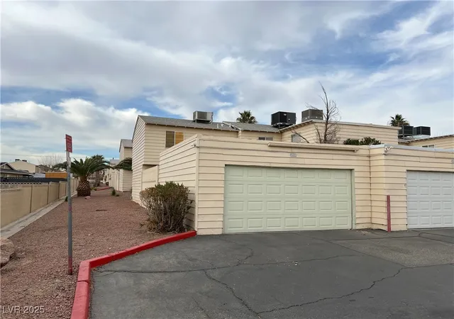 Photo 3 of Townhouse for sale at 4715 Ml Valley Dr, Las Vegas, NV 89120 | MLS# 2670865 | Listing updated on 2026-04-29