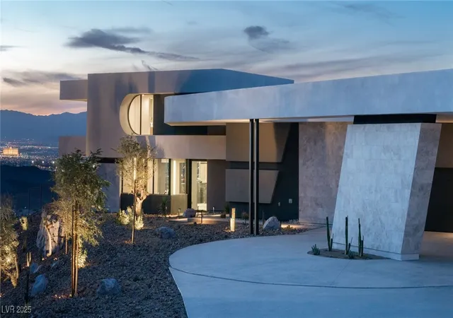 Photo 2 of Sale Pending at 4 Horseshoe Rock Ct, Henderson, NV 89012 | MLS# 2689242 | Listing updated on 2026-08-25