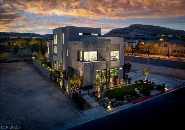 Photo 1 of Single family home for sale at 20 Lakefront Dr, Henderson, NV 89011 | MLS# 2693781 | Listing updated on 2026-07-31