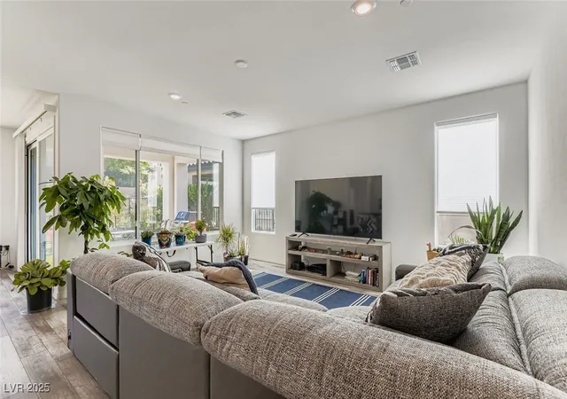 Photo 3 of Single family home for sale at 116 Lake Oasis St, Henderson, NV 89011 | MLS# 2732087 | Listing updated on 2026-06-30