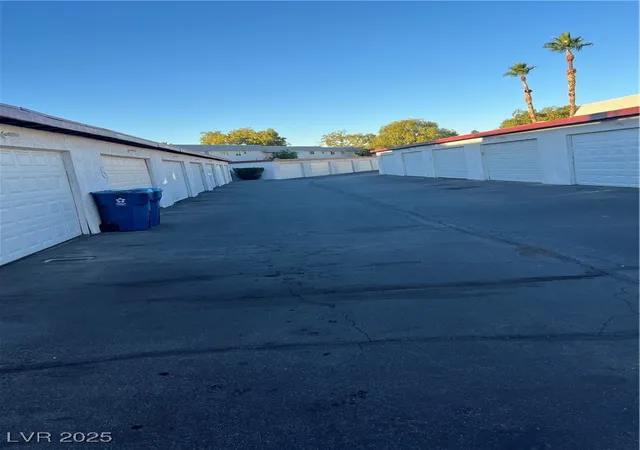 Photo 3 of Townhouse for sale at 231 Greenbriar Townhouse Way, Las Vegas, NV 89121 | MLS# 2732549 | Listing updated on 2026-01-31
