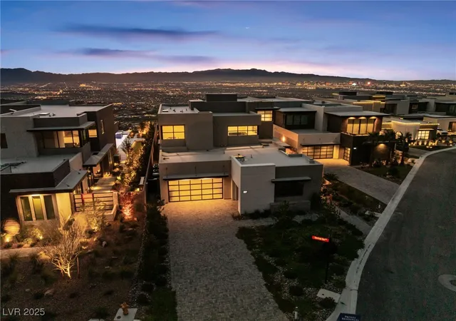 Photo 2 of Single family home for sale at 569 Overlook Rim Dr, Henderson, NV 89012 | MLS# 2734635 | Listing updated on 2026-01-16