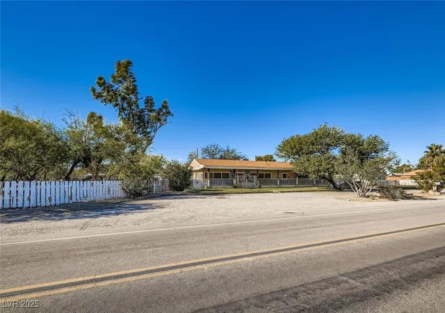 Photo 3 of Single family home for sale at 1233 Comstock Dr, Las Vegas, NV 89106 | MLS# 2738758 | Listing updated on 2026-05-14