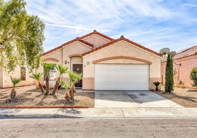 Homes for sale in Henderson, NV | 717 Moonlight Mesa Dr, Henderson, NV 89011 | MLS# 2742094
