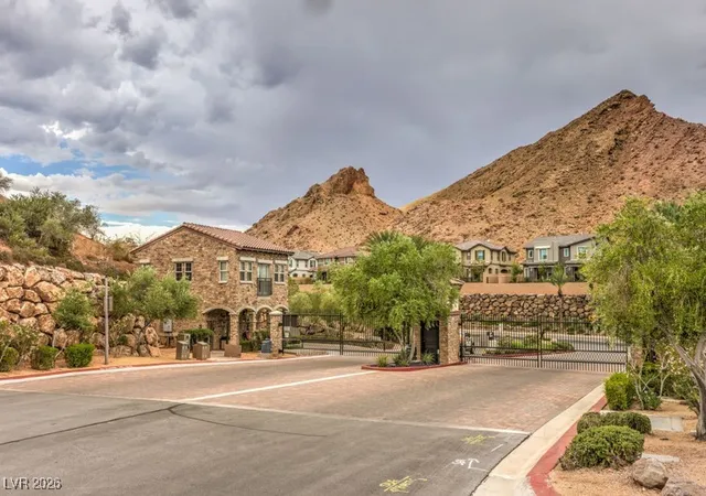 Homes for sale in Henderson, NV | 10 Via Vasari, Henderson, NV 89011 | Houzeo